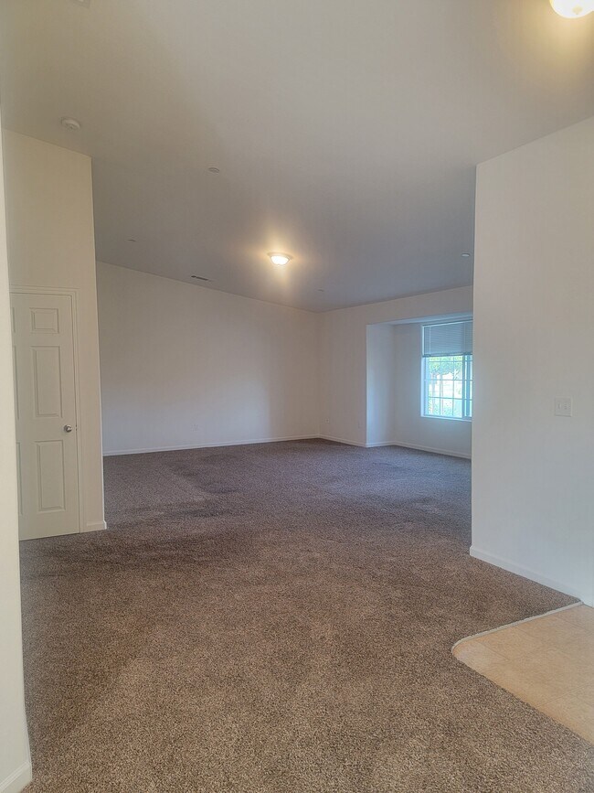 Building Photo - 6825 Meadowlark Ave