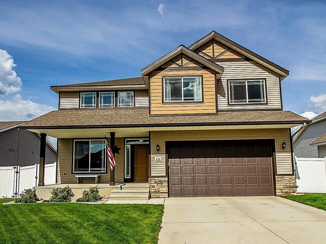 Building Photo - Beautiful 4BR, 2.5BTH, 3-Story Home in Post Falls