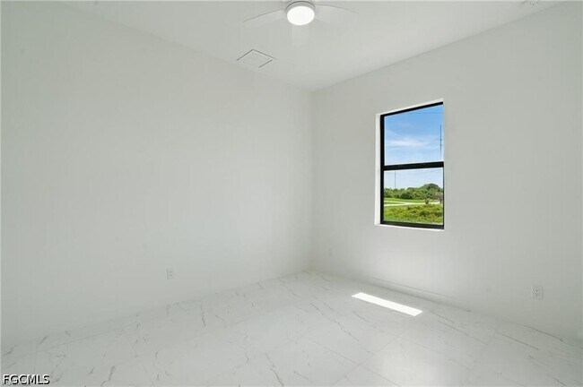 Building Photo - 472 Rajah St