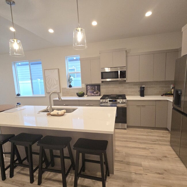 Building Photo - Beautiful, bright and brand NEW!