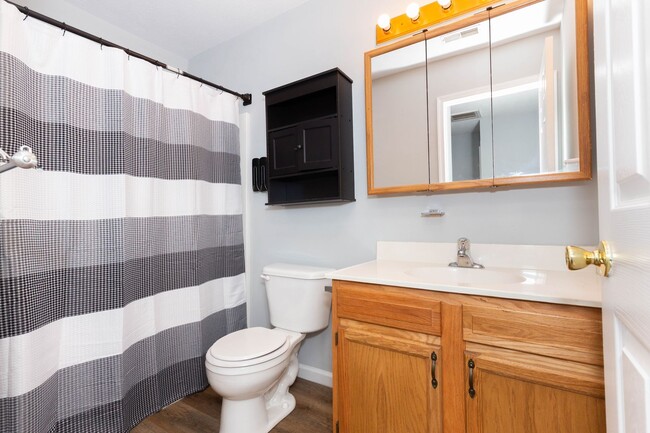 Building Photo - 2 Bed, 1.5 Bath Townhome in Inwood, WV