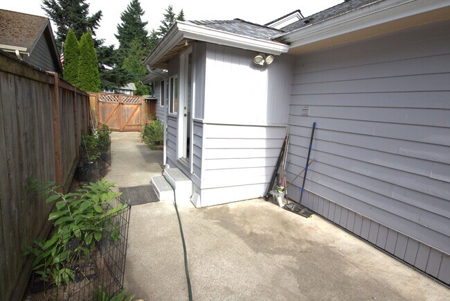 Building Photo - Beautifully Renovated Home in Burien.
