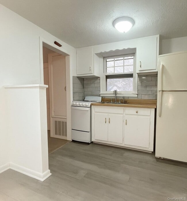 Building Photo - 27 Middle Line Ave