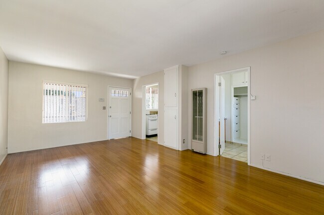 Living #4 - 738 Santa Barbara St