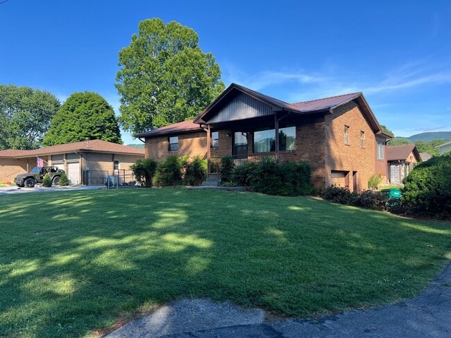 Primary Photo - 2 bedroom, 1.5full bath House for rent on ...