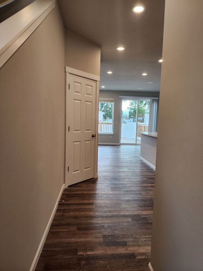 Building Photo - 15603 View Dr Ct SE