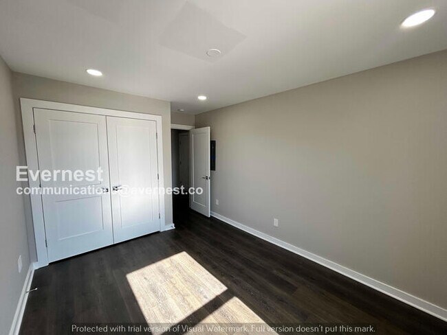 Building Photo - Limited Time Special Offer! / 3 Bed/2 Bath Townhome with Off-Street Parking / Pet-Friendly /Avail...