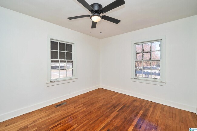 Building Photo - 621 Valley Rd