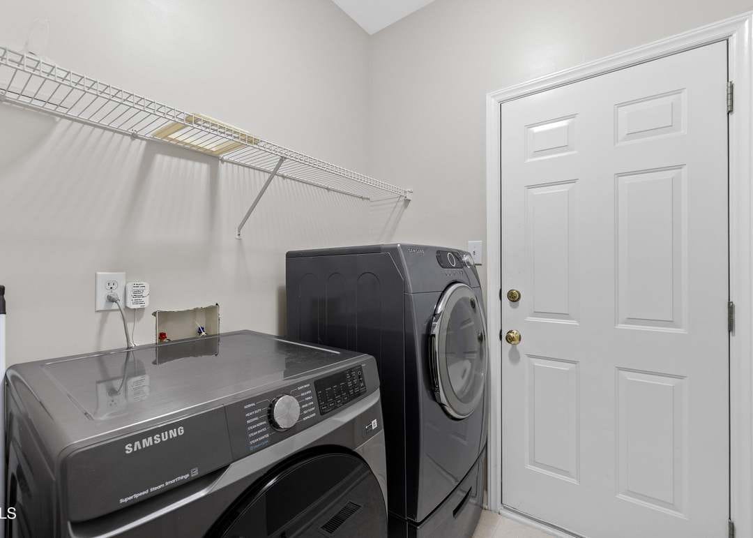 Building Photo - Room in Single Family Home on College Ave