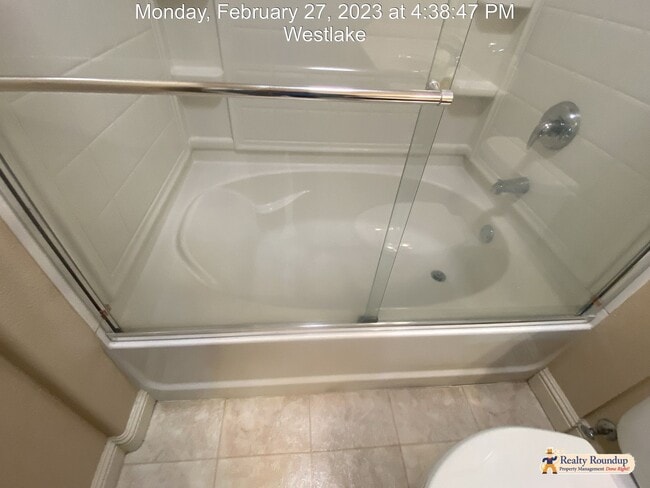 Building Photo - Pristine Condo with New Carpet and Dual Master Suites