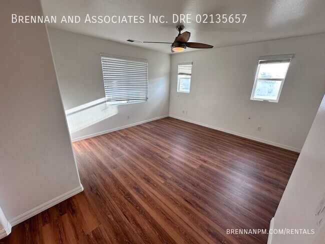 Building Photo - 3 bed, 2.5 bath Townhome, 2 Car Garage, Ea...