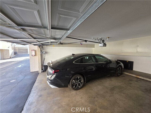 Building Photo - 5256 Lindley Ave