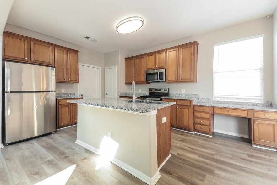 Building Photo - 1820 Plymouth Dr