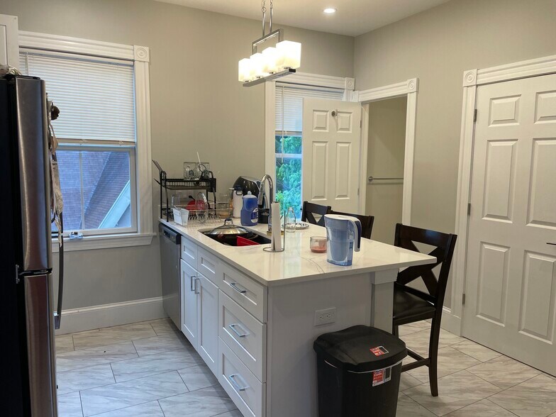 Building Photo - 267 E Cottage St