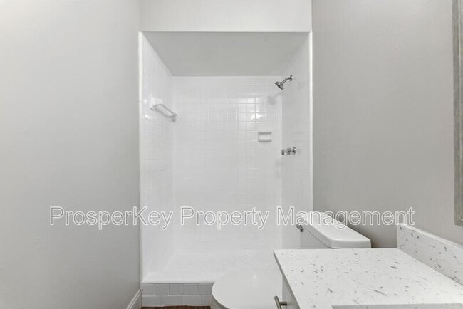 Building Photo - 4924 Roxbury Dr