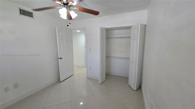 Building Photo - 210 W Park Dr