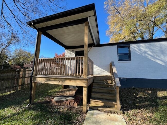 Building Photo - 2BR/1BA Renovated Triplex Unit – Prime Location Near Meharry, TSU, and Vandy!