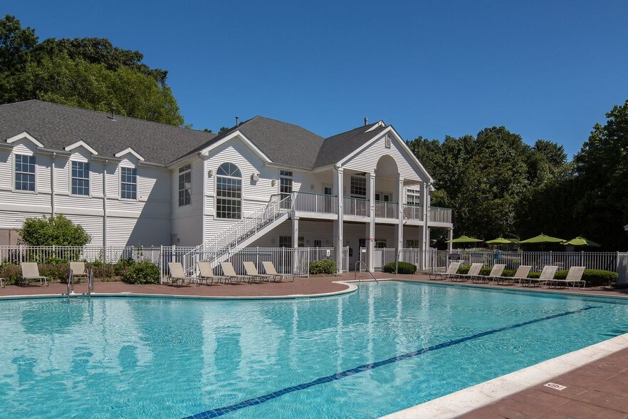 The Royce at Trumbull 100 Avalon Gates Trumbull CT 06611 Apartment