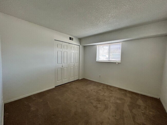 Building Photo - 140 E Highline Cir