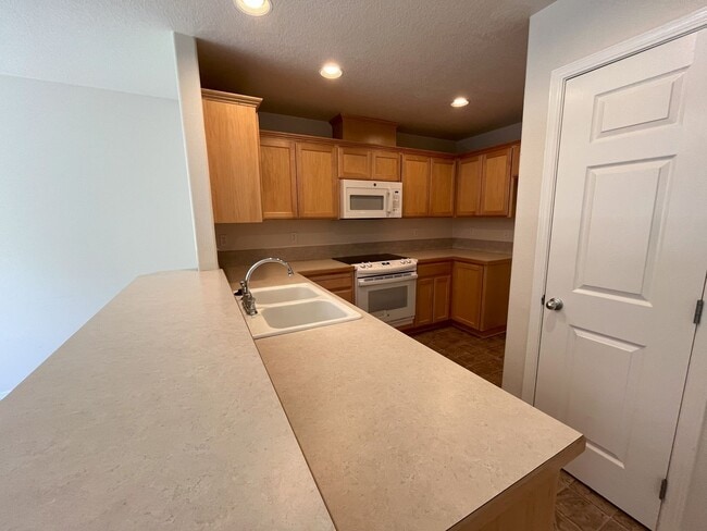 Building Photo - Welcome to this charming 3-bedroom, 3-bathroom home in Forest Grove!