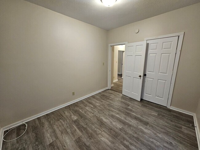 Building Photo - Clean 2 bedroom, 1 bath.
