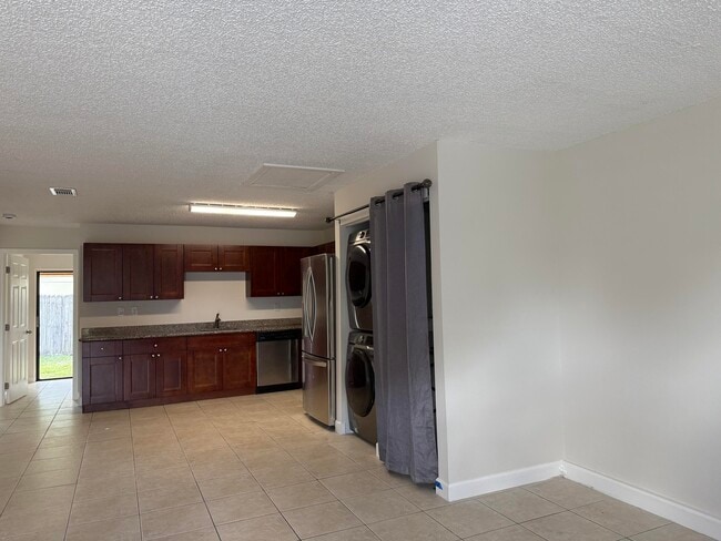 Building Photo - 1370 Birkdale Dr