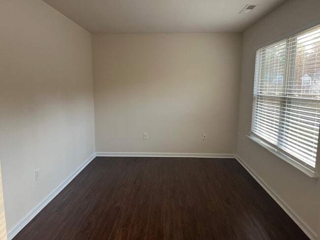 Building Photo - 2121 Chipley Dr