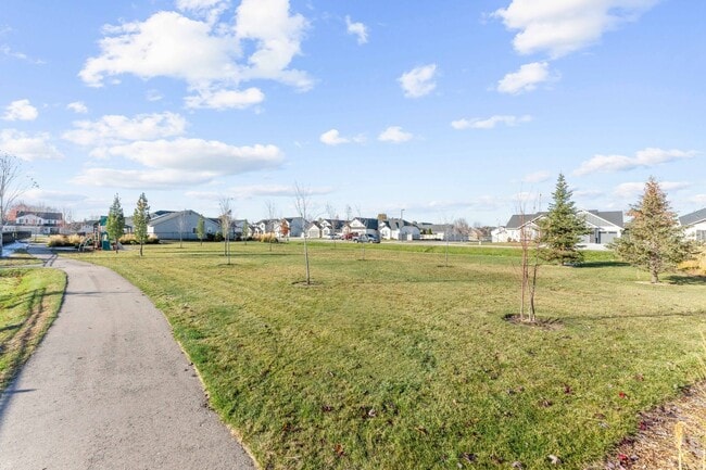 Building Photo - 5 Bedroom 2.5 Bath FOUR CAR GARAGE Eagle, ...