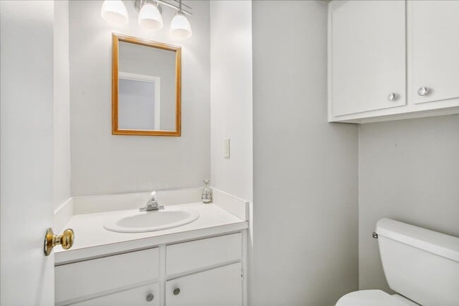 Building Photo - Bright 2 Bedroom Townhome in Williamsburg VA with Finished Lower Level & Private Balcony