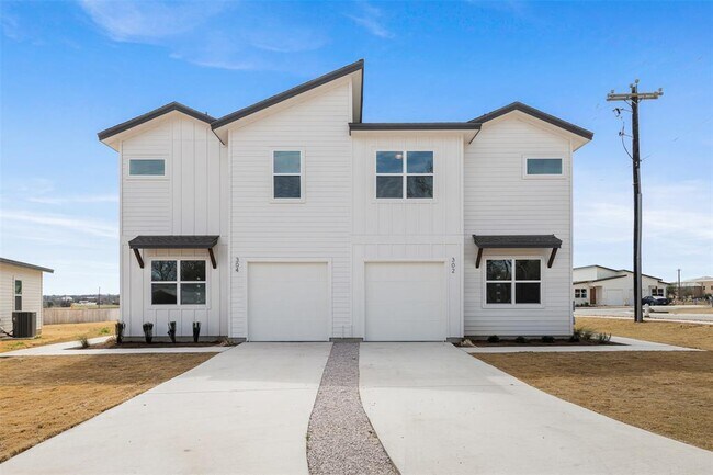 Building Photo - 302 East Dr