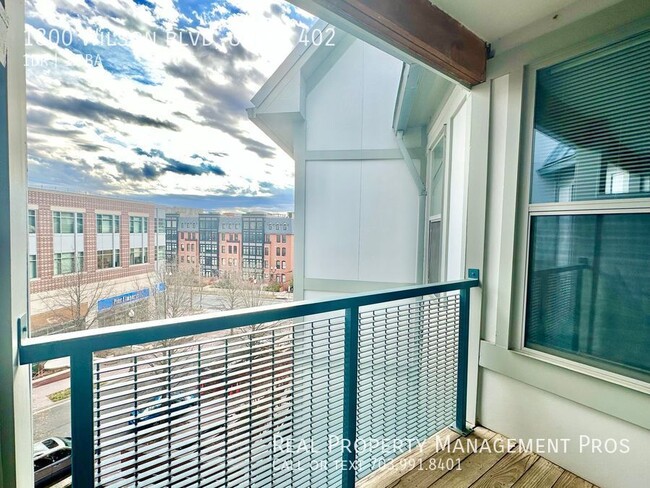 Building Photo - Walk to Rosslyn Metro! Bright and Spacious...