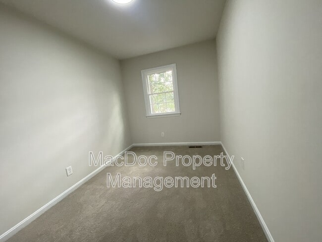 Building Photo - 9 Farrell Ln