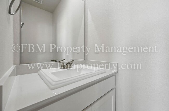 Building Photo - 2109 Luna Dr