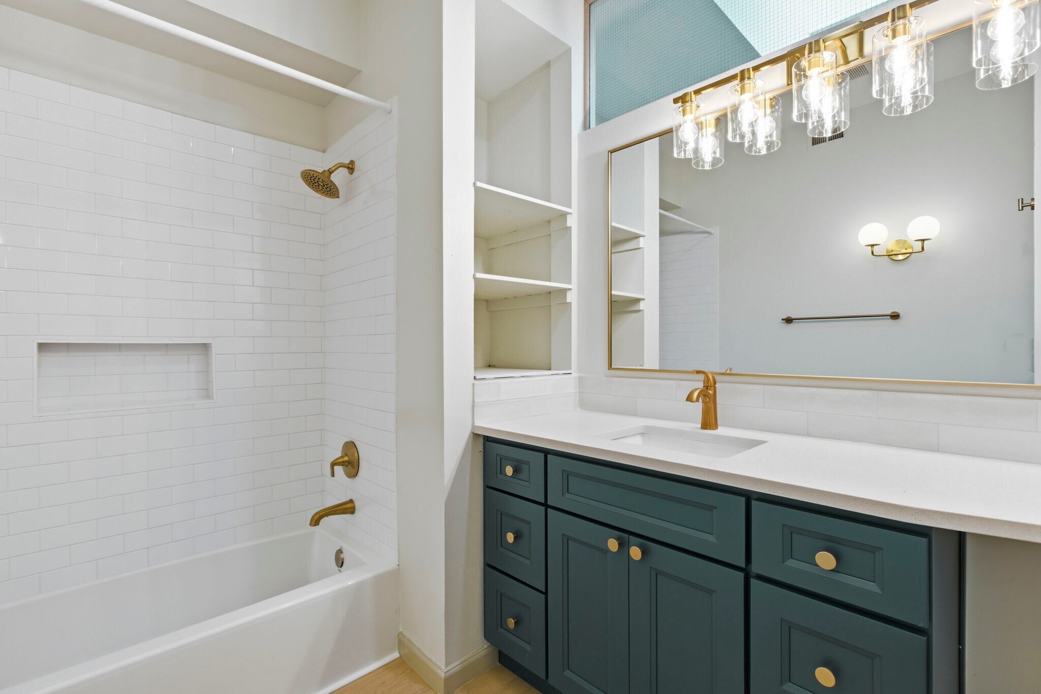 Building Photo - 2387 NW Thurman St