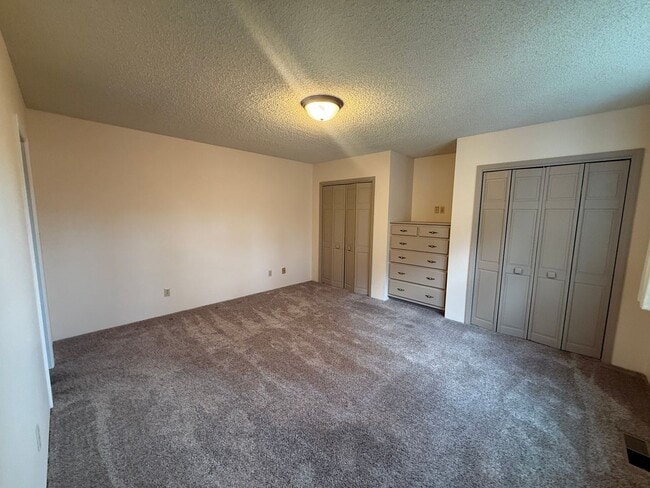 Building Photo - Large  two bedroom, two bathroom, pet friendly home!