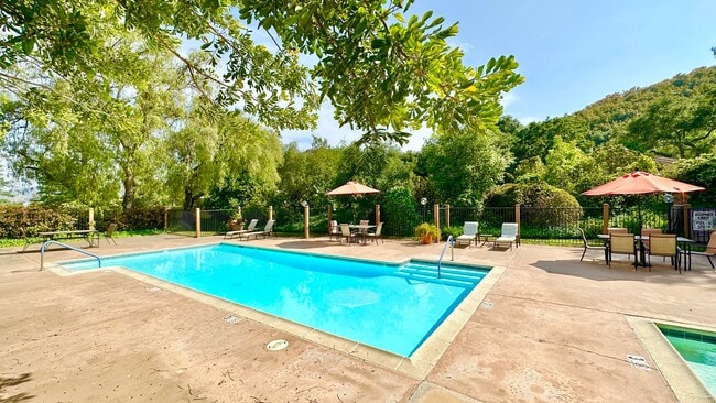 Building Photo - Stunning and Well Appointed High-End Two-S...