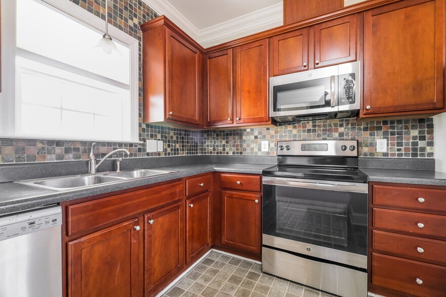 Building Photo - 1011 Watsonia Dr