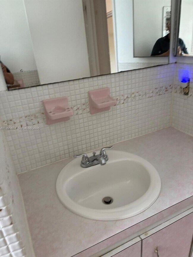 Building Photo - 141 NE 10th Ave