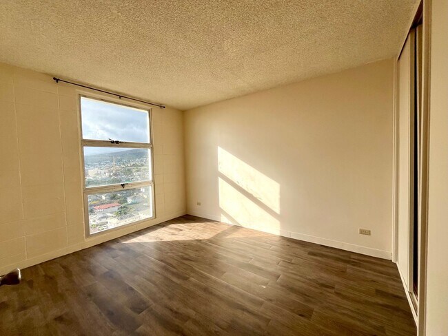Building Photo - Liliha Square: 2 Bed, 1 Bath Apartment w/ ...