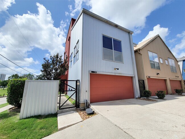 Building Photo - 2605 Calumet St