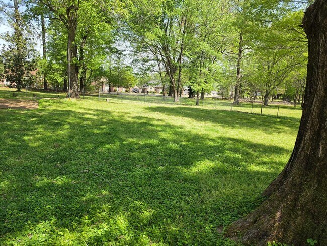 Building Photo - 4580 Shadowlawn Rd