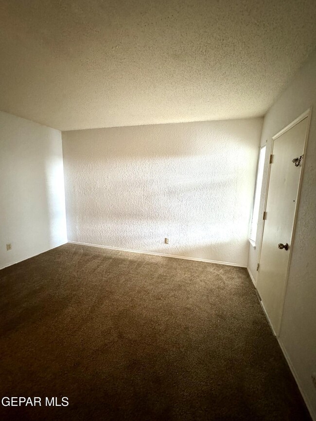 Building Photo - 6201 Escondido Dr