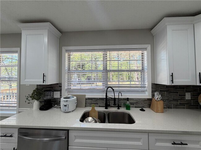 Building Photo - 934 Bay Ridge Dr