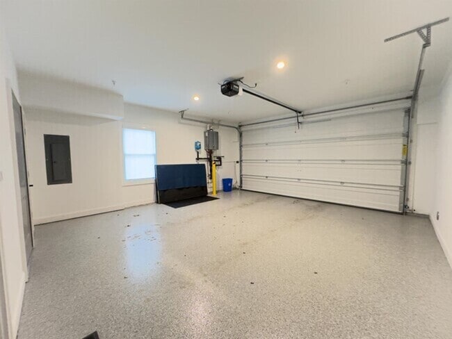 Building Photo - Gorgeous Townhome For Rent in the heart of...
