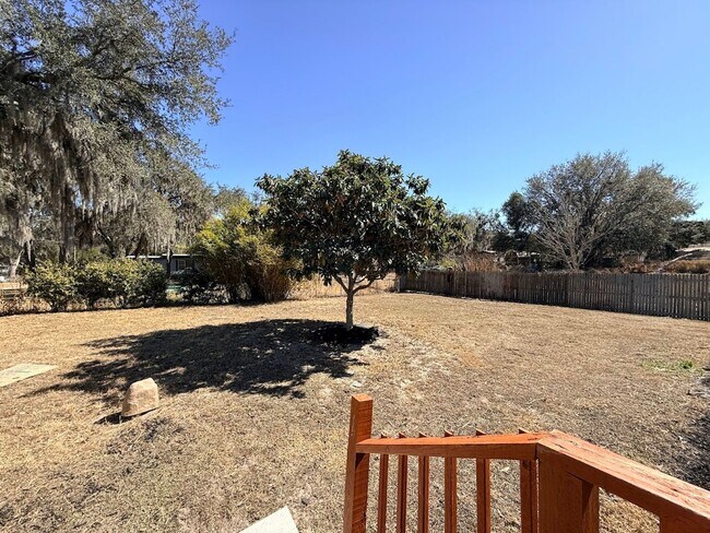 Building Photo - Super Cute 2/2 on almost half acre!