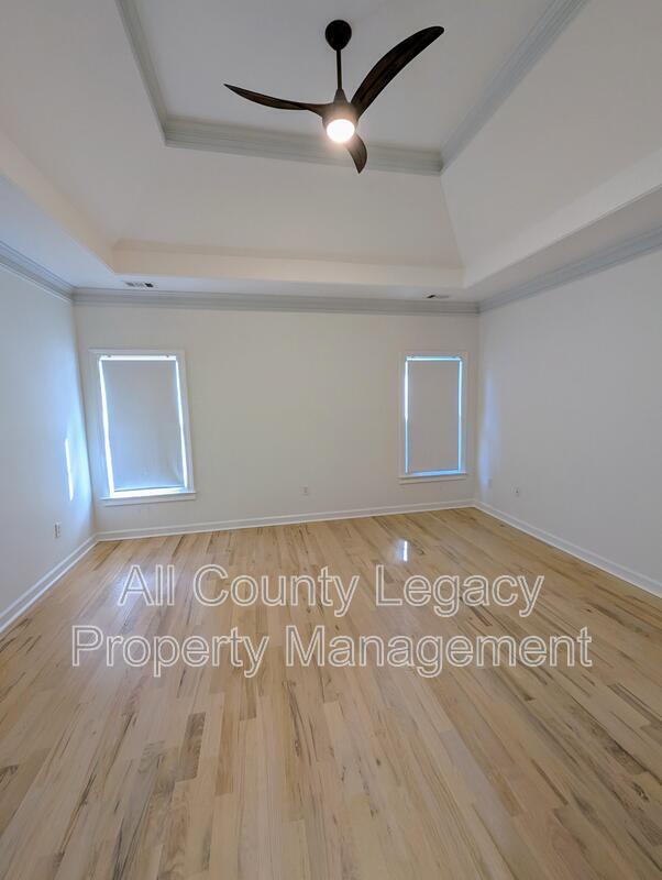 Building Photo - 2140 Glenhurst Dr