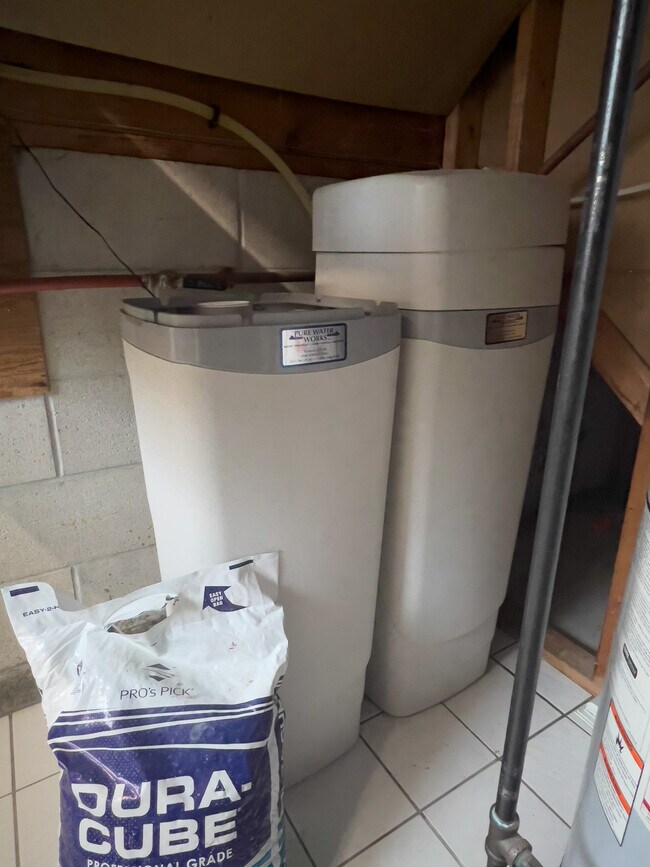 Building Photo - 10571 Center Rd