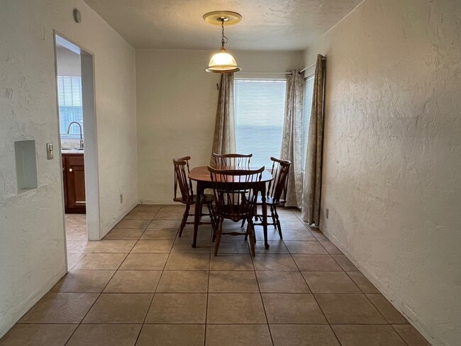 Building Photo - 2809 N Cherry Ave