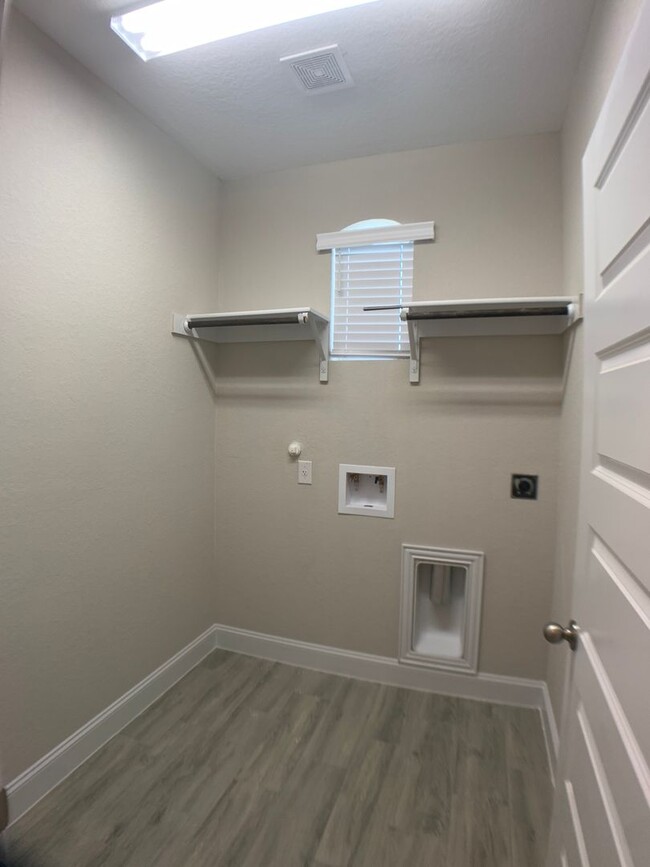 Building Photo - 4 Bedroom in Gruene Field / 1 Mile to Grue...