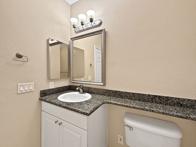 Building Photo - Stunning 2BD/2BA Condo in La Jolla W/ W/D,...